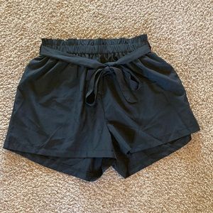 Black paper bag short with ribbon
